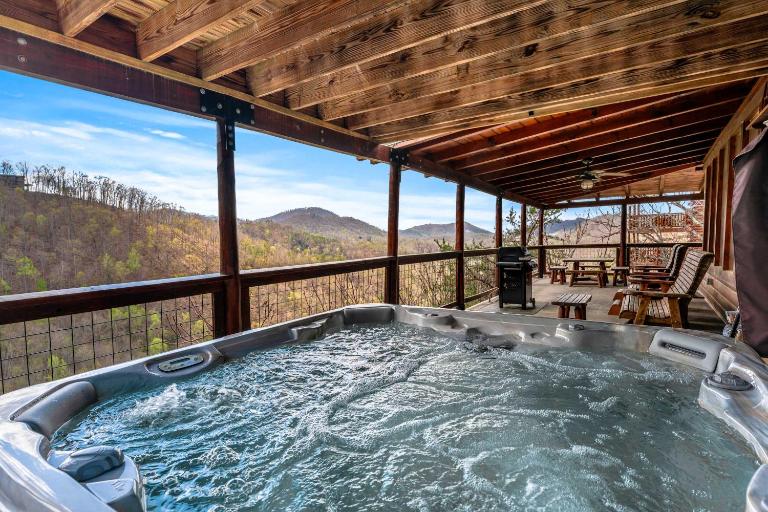 Family Mountainside Stay for 10 w Hot Tub & Mtn Views - Chambres d'hôtes Sevierville