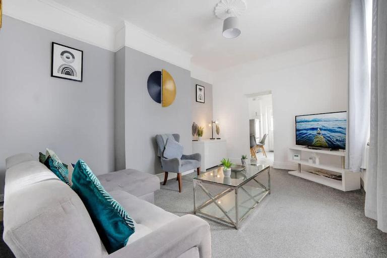 Spacious 3-Bed Home in South Shields, Sleeps 8 - B&B South Shields