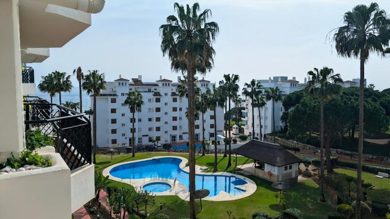 Modern Beachfront 1BR Apartment Calahonda - B&B Mijas Costa