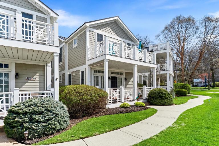 Lake front condo with pool access walking distance to downtown Saugatuck - Chambres d'hôtes Saugatuck