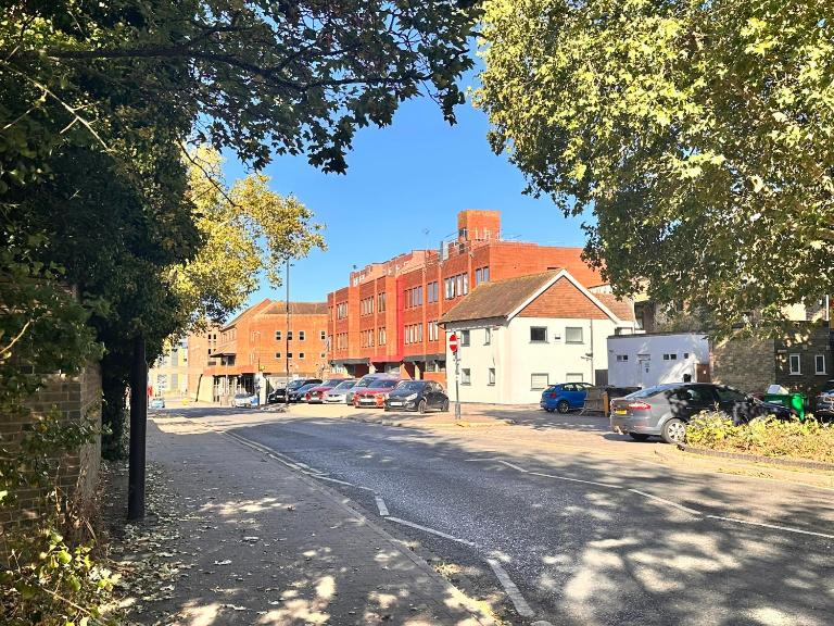 2BR Apt near Castle with Parking, Town Centre location, loft room with Work Desk, 2CJH - B&B Windsor