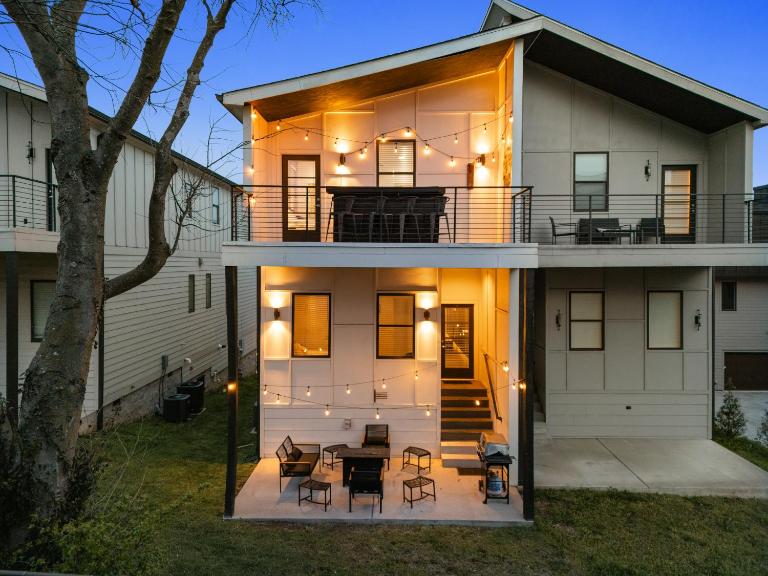 Balcony Bar, Grill & Firepit with a View and Sleeps 16 Only 8 to Broadway - B&B Nashville
