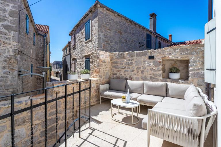 Authentic 18th Century Stone Villa - Murter Island - B&B Betina