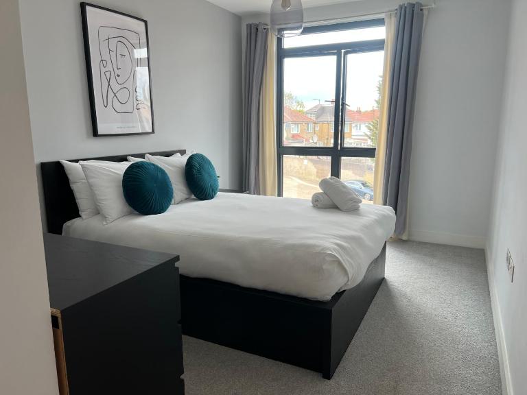 Belmont Corner Modern 2BR 2BA Flat w Parking Fast WiFi Sleeps 6 - B&B Stanmore