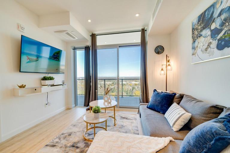 Modern Penthouse in Central KW - B&B Kitchener
