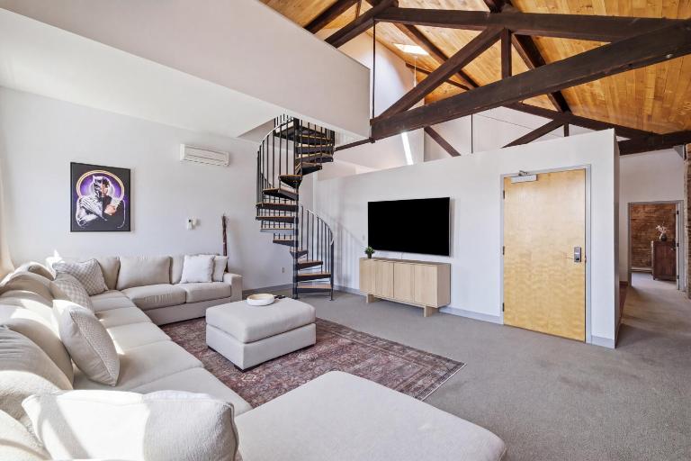 Gorgeous downtown apartment with high ceilings - Chambres d'hôtes Hartford