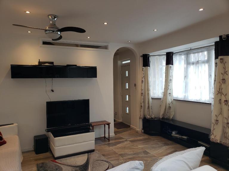 2-Bed Retreat with Private Parking & Tram Links - Ferienwohnung Croydon, London