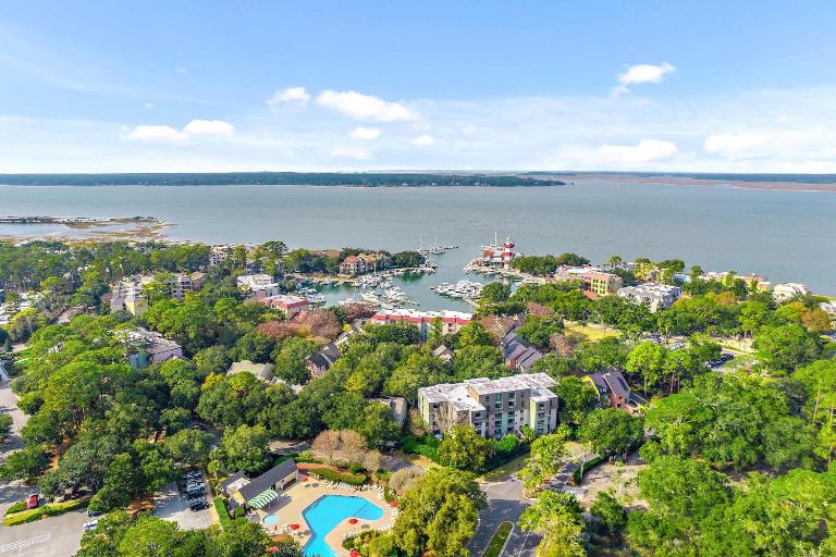 2BR Bluff Villa w Balcony Walk to Salty Dog - Bed and Breakfast Hilton Head