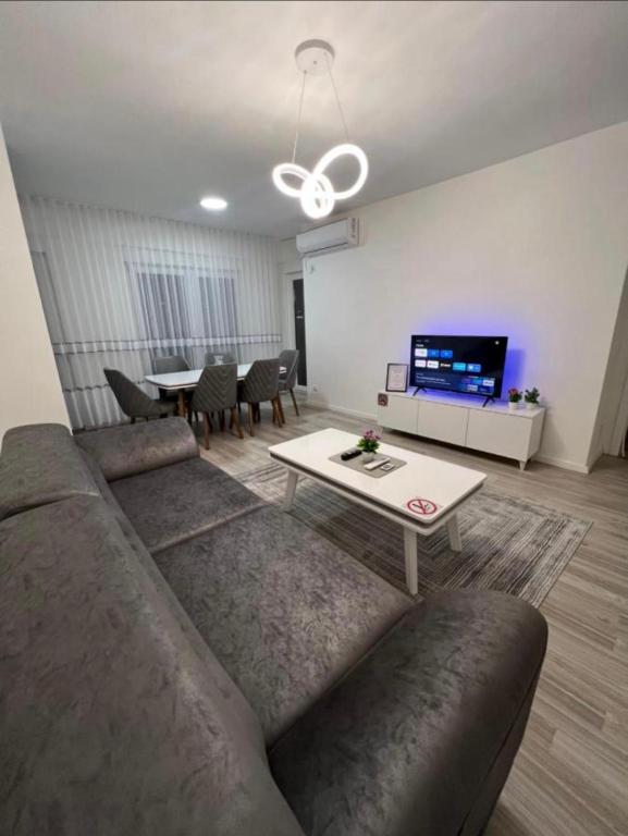 The Platinum Center Stay - 2BR - Free Parking Garage - B&B Prishtina
