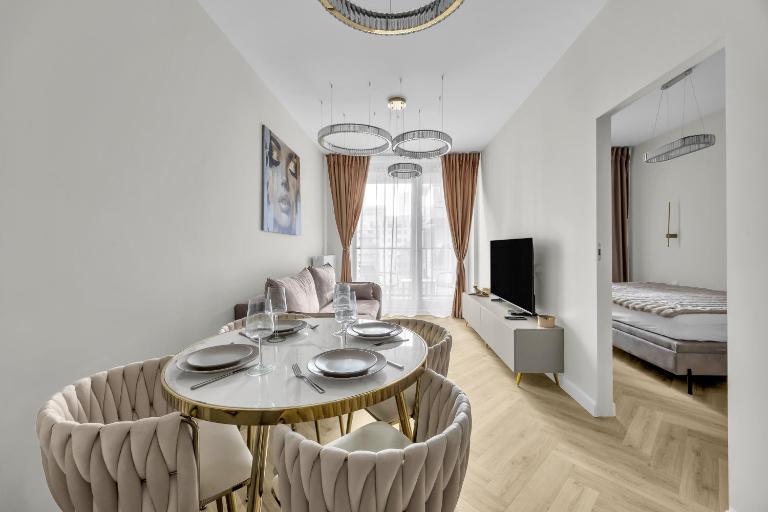 Chmielna Luxury Palace View Apartment by BookingHost - B&B Varsavia