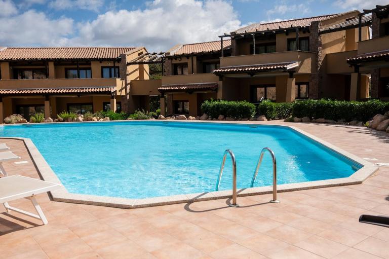 Casa Petra - Relax among Red Rocks and Pool - B&B Costa Paradiso