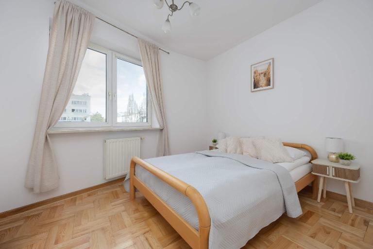 Charming Apartment in a Quiet Neighborhood with Parking and a Balcony by Noclegi Renters - B&B Warsaw