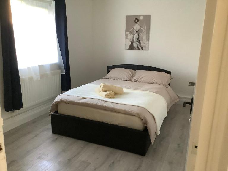 Newly Renovated 2BR Near Airport Book Fast - B&B London