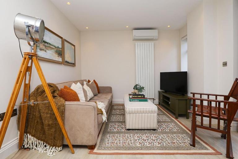 2BR Designer Apartment with Patio & Dining Space - B&B London