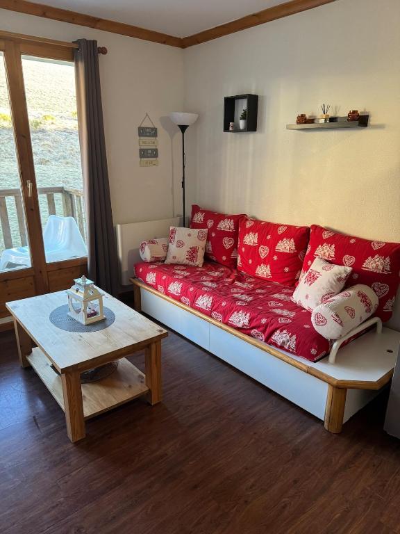 appt 6 personnes avec piscine à Super Besse - Chambres d'hôtes Besse-et-Saint-Anastaise