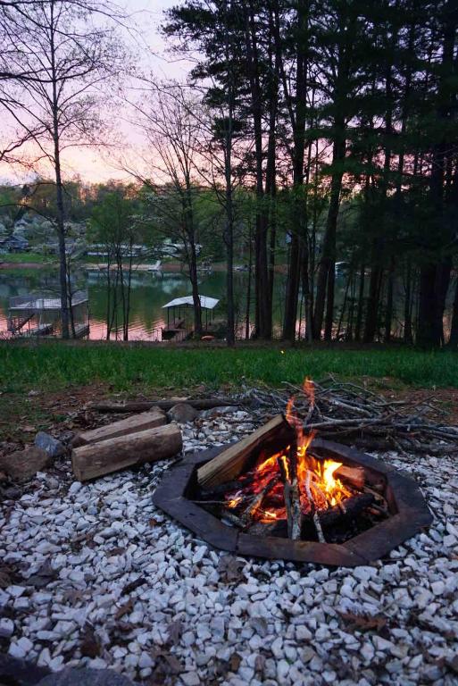 Modern Cottage on Lake Chatuge - B&B Hiawassee