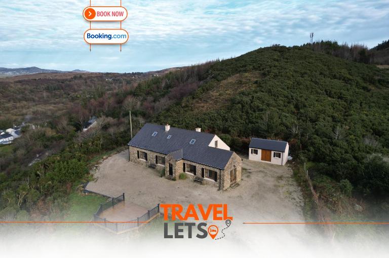 5 Bedroom House By Travel Lets Holiday Homes Donegal With Sweeping Lake & Hill Views - Chambres d'hôtes Carrigart