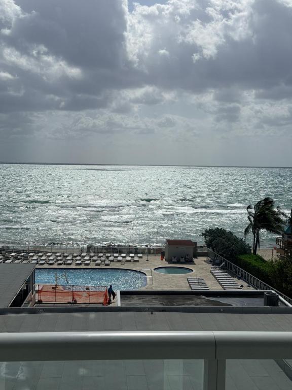 Direct ocean view condo with private balcony pool beach access Wi-Fi and amazing sunrise views Perfect for a relaxing vacation by the ocean - B&B Sunny Isles Beach