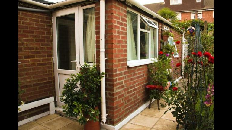 Private Garden Studio Close to Warner Bros with Parking - Bed and Breakfast Abbots Langley