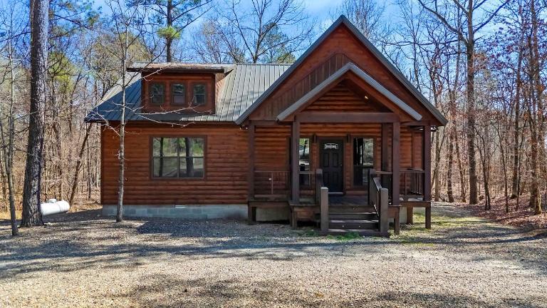 Pond Lily Creek - spacious couples cabin - hot tub - B&B Broken Bow