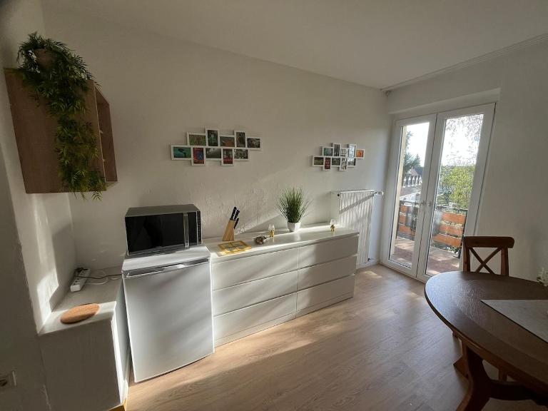 Dachgeschosswohnung mit Balkon in gruener Umgebung in der Naehe von Koeln - B&B Leverkusen