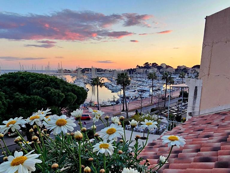 Duplex de 95 m2 sur le port, 17m2 de terrasse,parking - B&B Bandol