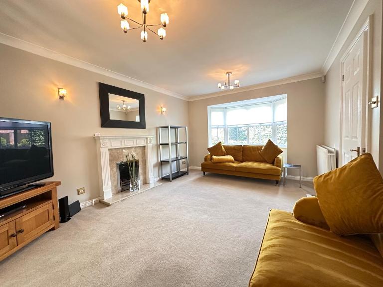 Spacious 4 Bed Home near Elizabeth Line, great for Contractors, Families, Groups & Insurance stays - B&B Romford
