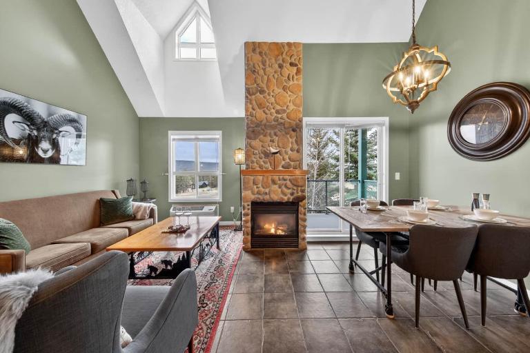 Top Floor with Loft | Pool | Mountain Views (NEW LISTING!) - B&B Radium