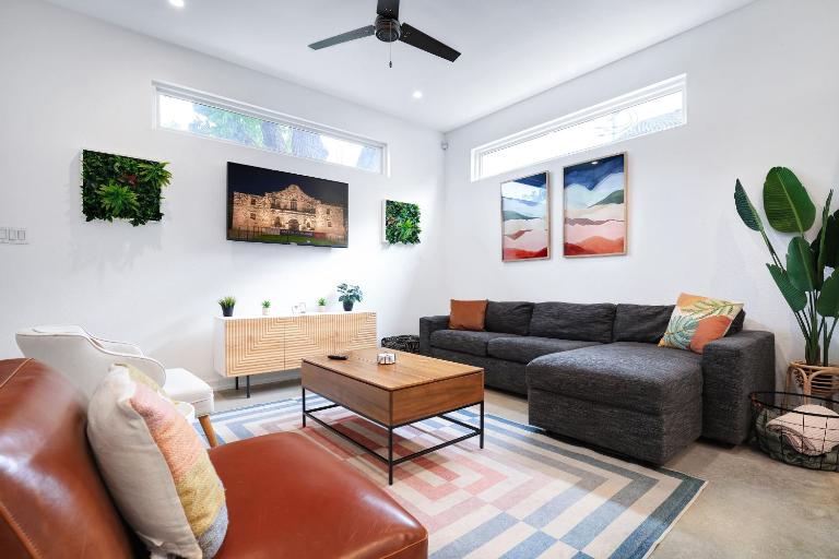 Modern SA Home Nr DT River Walk Alamo WiFi - B&B San Antonio