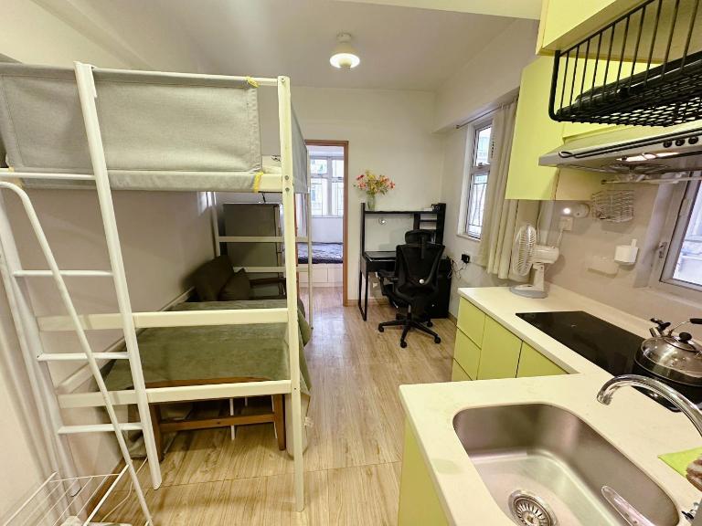 Modern Apartment next to HKU Station in Kennedy Town City Center - B&B Hong Kong