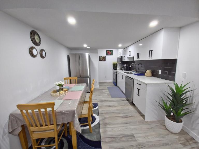 Edmonton Elegant 1BR Basement-Style Suite Sleeps 3 - Ferienwohnung Edmonton