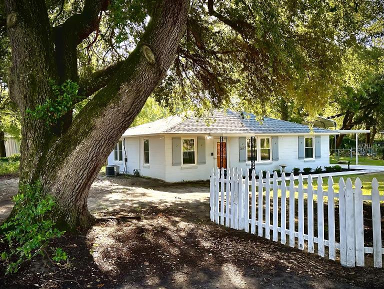 White Picket Fence - EV Charger! - Bed and Breakfast West Columbia