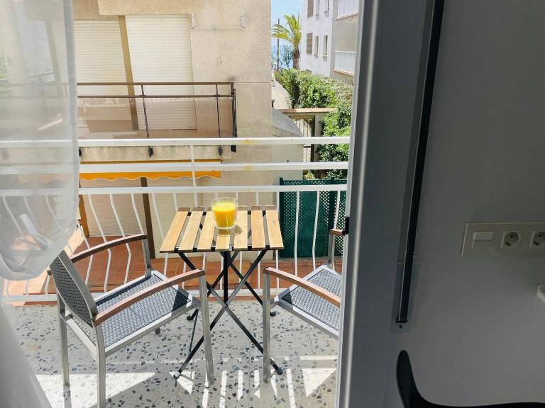 Sea Views Sanatori Beach Superior - Bed and Breakfast El Vendrell