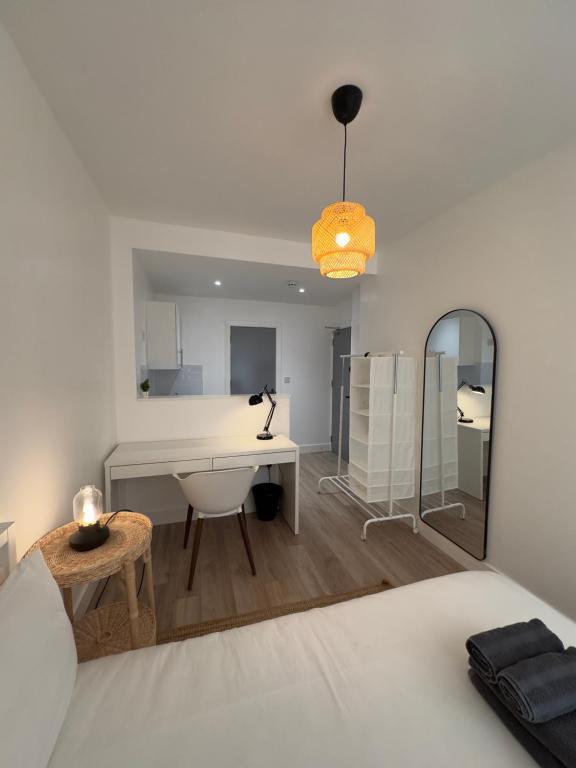 Modern Private Ensuite Room,Piccadilly Line,Stylish & Quiet Stay 2 - B&B London