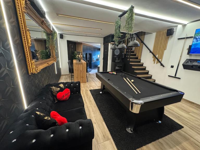 Studio détente, sdb privative, billard, air soccer - B&B Verviers