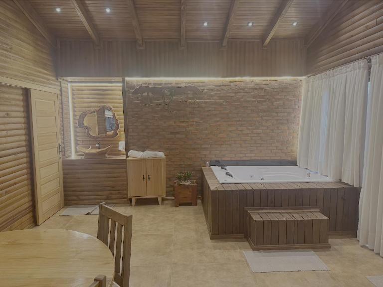 Cabana com Hidro, Lareira e Piscina Privativa - B&B Chapecó