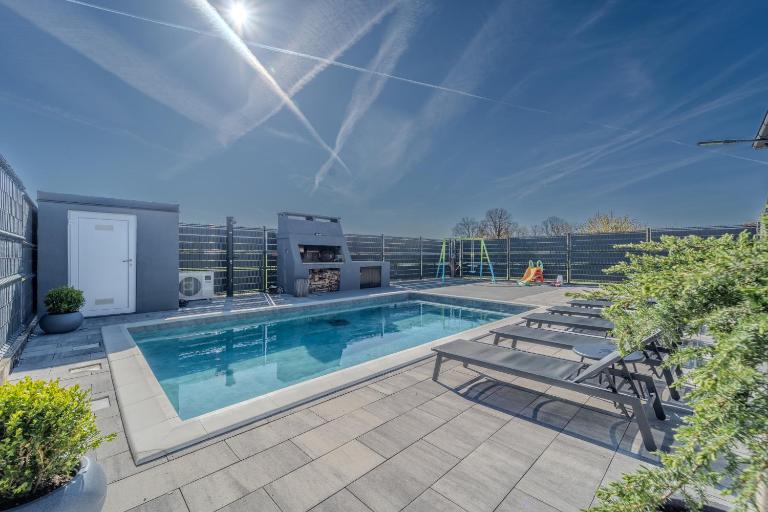 Holiday Villa Pervan - Chambres d'hôtes Sesvete
