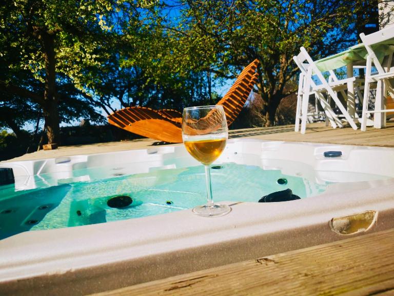 Romantic Retreat with Private Jacuzzi - B&B Klagstorp