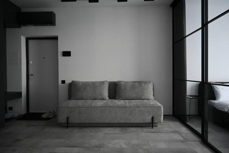 Modern Dark Minimalist Apartment with Panoramic Views - Chambres d'hôtes Lviv
