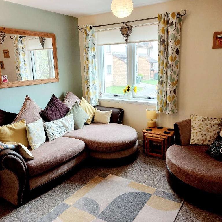 'Treetops' - Bright & Homely 2 Bed Flat w Parking - B&B Inverness