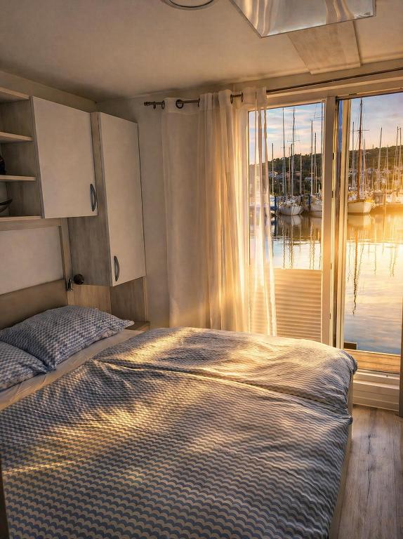 MIRAMARE Romantic Experience with privat Jacuzzi - floating house - B&B Portorose