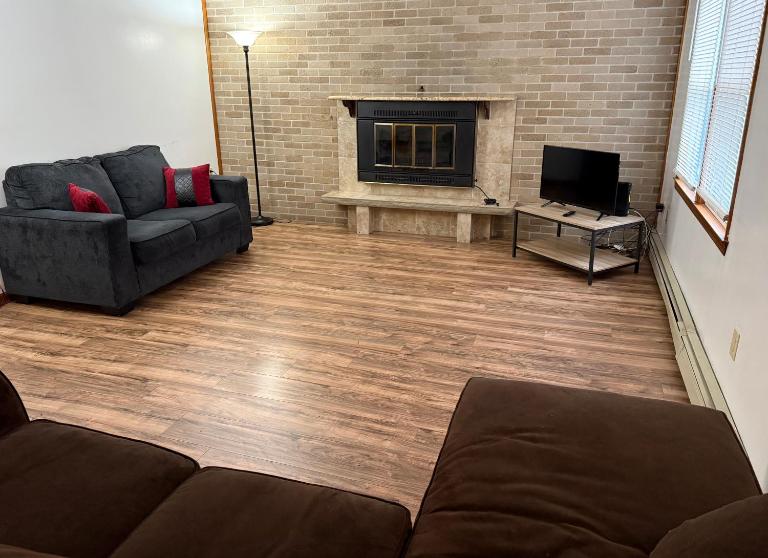 Private house with 4 bedrooms and 2 bathrooms, direct NYC Manhattan train only 10 minute walk away, MetLife Stadium FIFA World Cup 30 minutes away - Chambres d'hôtes Edison