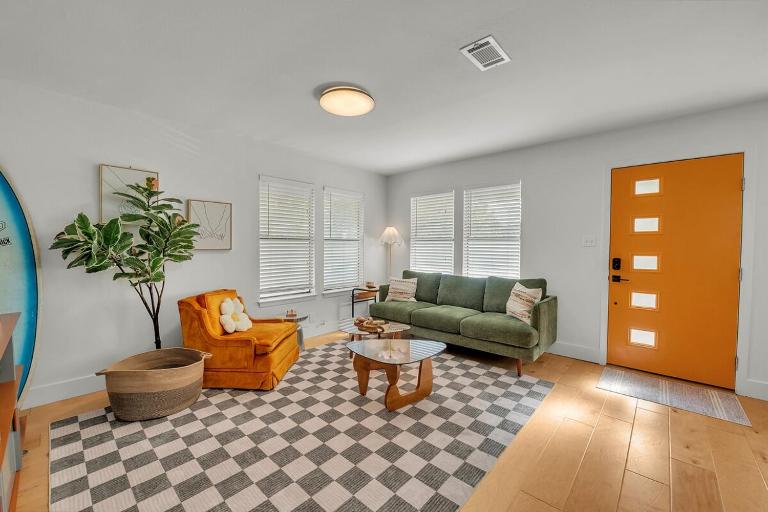 Colorful Home with Private Yard - Walk to East 6th - Chambres d'hôtes Austin