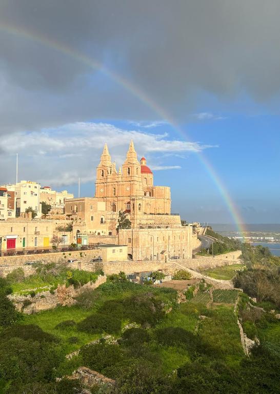 Stunning Mellieħa FLwith Terrace Views Sleeps 4 - B&B Mellieha
