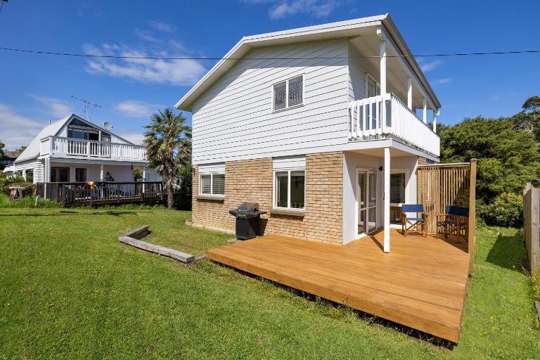 Barefoot at the Bay - Raglan Holiday Home - B&B Raglan