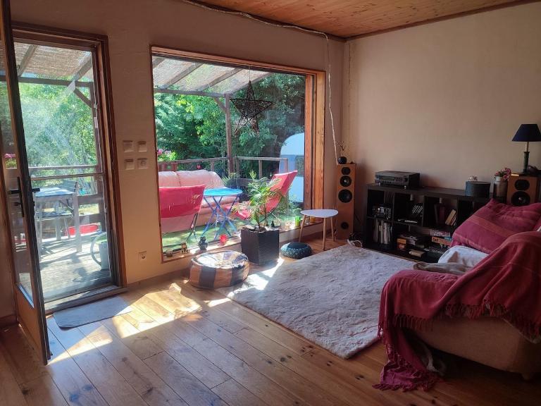 Maison en bois sur pilotis avec jardin - Bed and Breakfast Saint-Étienne-du-Valdonnez