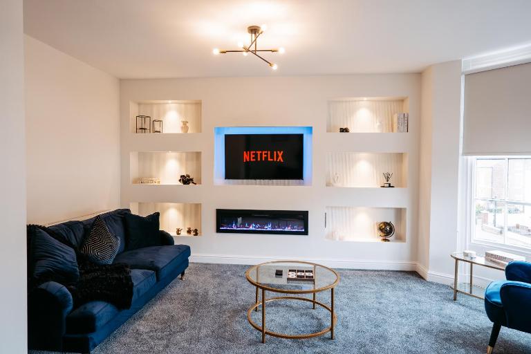 Seabreeze Retreat-Luxury 2 Bedroom Apartment-Free Private Gated Parking On-Site - B&B Scarborough