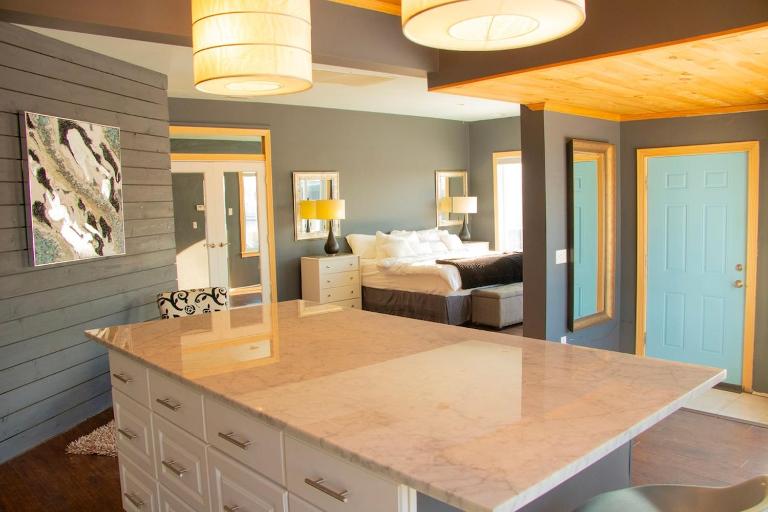 Modern, Waterfront Bungalow with Parking & Jacuzzi, 3 blocks to Beach - B&B Atlantic City