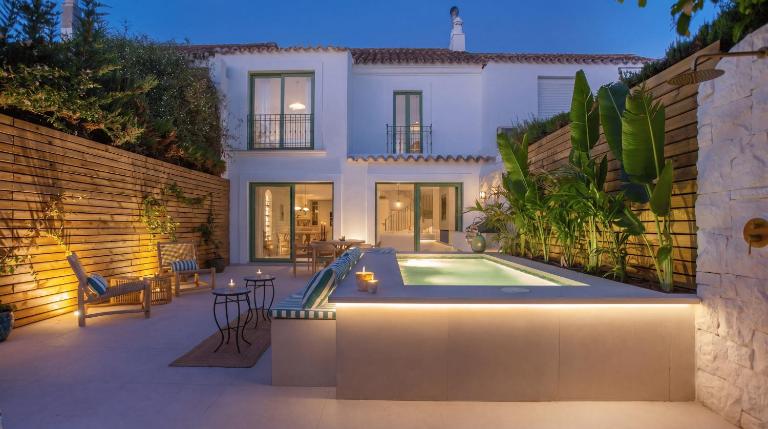 VACATION MARBELLA I Casa Savia, Private Pool, BBQ, Renovated in 2024, Luxury Ample Interiors, Next to Restaurants, 10min walk to the Beach - Chambres d'hôtes Marbella