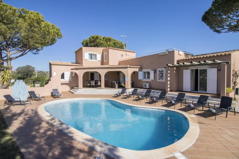 Villa Anita by Algarve Holidays - Bed and Breakfast Quarteira